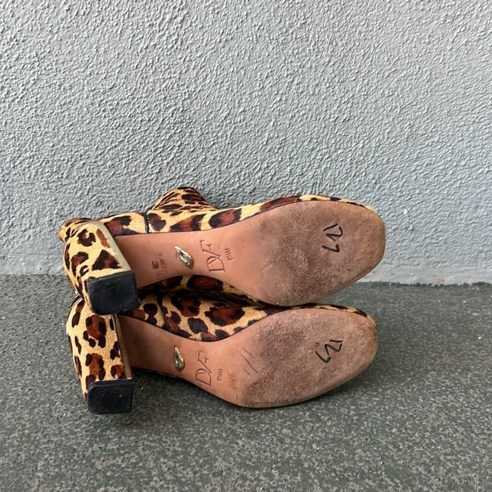 Dianne Von Furstenberg Glenda Leopard Calf Hair Heeled Booties Sz 6.5 - Picture 9 of 10